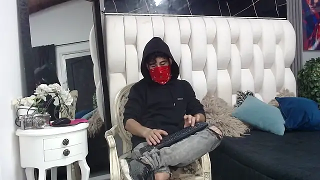 aaron jones 1 online show from April 16, 8:09 pm