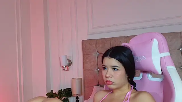 Snapshot of SophieBuitrago chatting on May 26, 12:03 pm SophieBuitrago online show from May 26, 12:03 pm