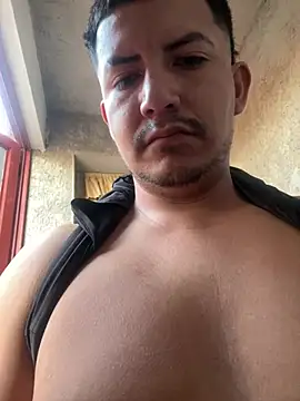Snapshot of Alcantar01 chatting on May 25, 1:10 pm Alcantar01 online show from May 25, 1:10 pm