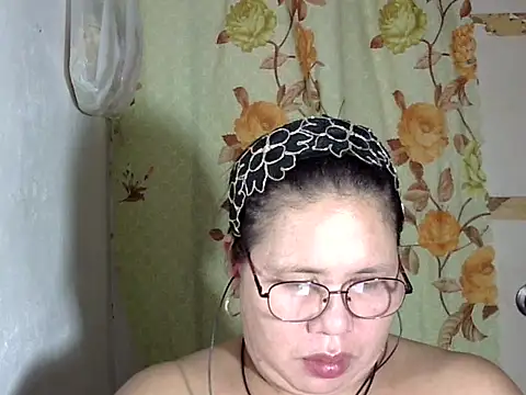 HottyCurlyPeanut online show from May 15, 2:48 pm