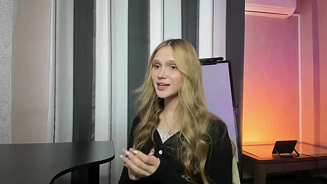 AdelineCrash online show from April 15, 10:10 am