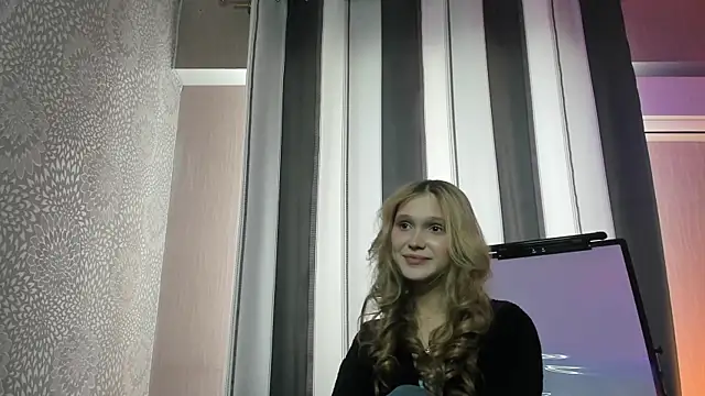AdelineCrash online show from April 18, 5:21 am