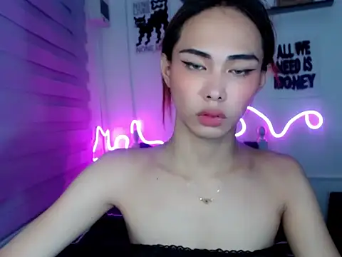 UrHolyBody online show from April 25, 7:55 am