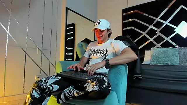 Snapshot of JayTaylorr chatting on June 15, 11:32 am JayTaylorr online show from June 15, 11:32 am