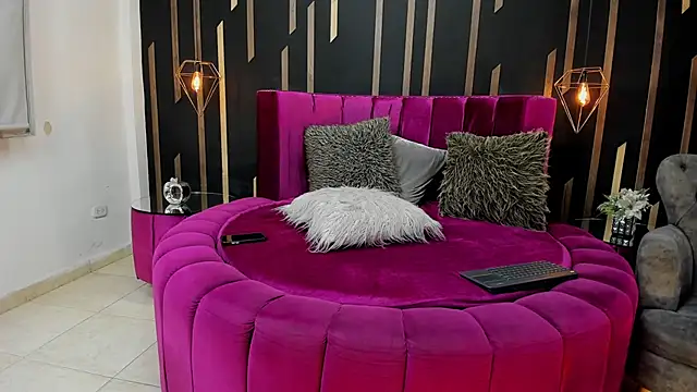 JayTaylorr online show from May 6, 11:47 am
