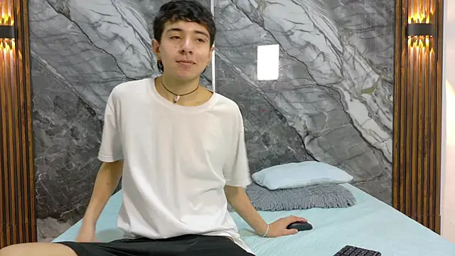 Snapshot of NoahWalker__ chatting on July 8, 11:11 am NoahWalker online show from July 8, 11:11 am