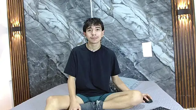 NoahWalker   online show from April 25, 2:14 am