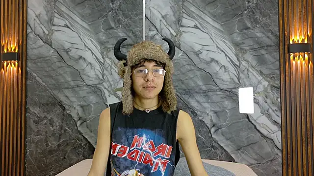 NoahWalker   online show from May 2, 11:15 am