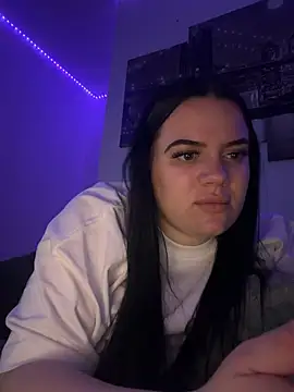 Elly bttn online show from July 28, 7:50 pm