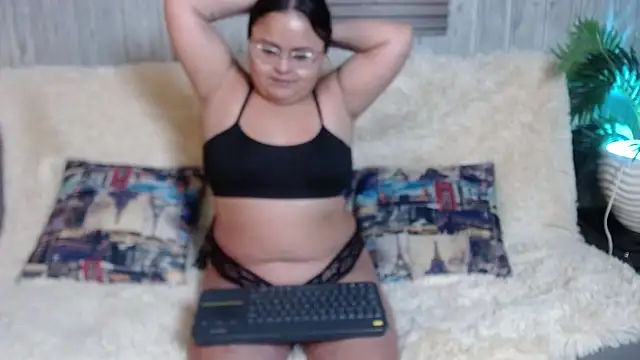 Luna  Cortez online show from April 22, 2:24 pm