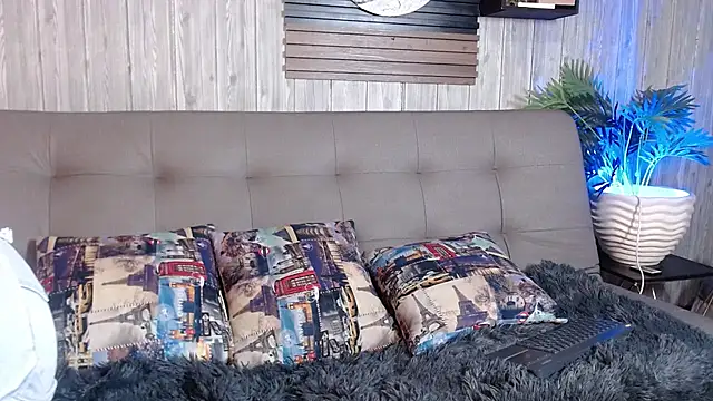 Luna  Cortez online show from April 18, 2:52 pm