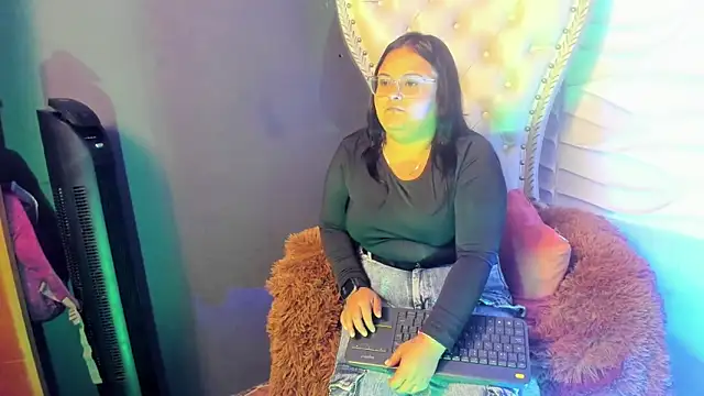 Luna  Cortez online show from May 18, 3:06 am