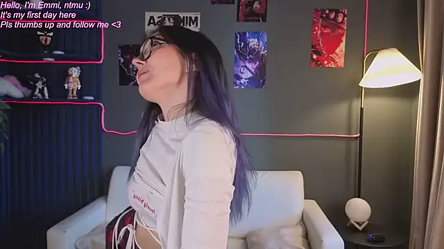 Emmi Bennett online show from April 17, 2:53 pm