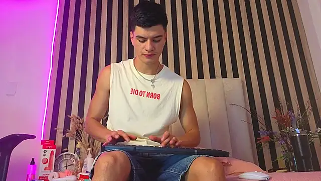 Snapshot of LeoTease chatting on June 12, 7:11 pm LeoTease online show from June 12, 7:11 pm