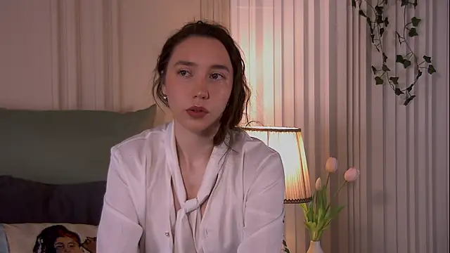 Suzaneey online show from May 18, 6:45 pm