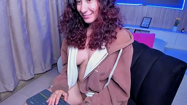Snapshot of Naughty_Kat_ chatting on June 5, 6:52 am Naughty Kat online show from June 5, 6:52 am