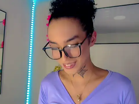 Darianna A online show from April 17, 9:28 pm