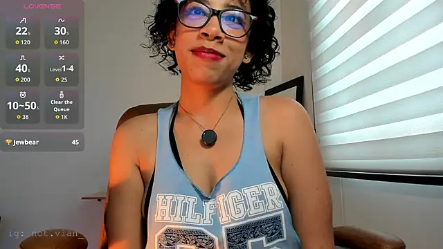 Snapshot of Laena_Castillo chatting on April 18, 7:07 pm Laena Castillo online show from April 18, 7:07 pm