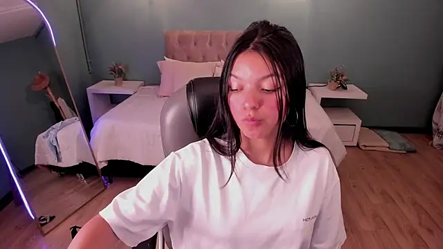 Snapshot of Camii_bunnie chatting on April 28, 4:17 am Camii bunnie online show from April 28, 4:17 am