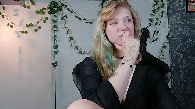Snapshot of Lina_Wi chatting on July 2, 3:23 am Lina Wi online show from July 2, 3:23 am