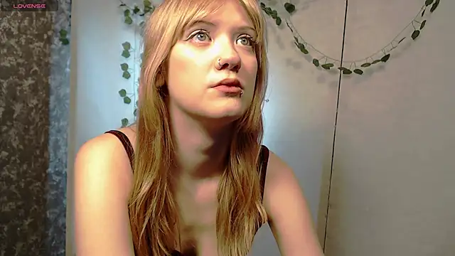 Snapshot of Lina_Wi chatting on May 1, 8:14 pm Lina Wi online show from May 1, 8:14 pm