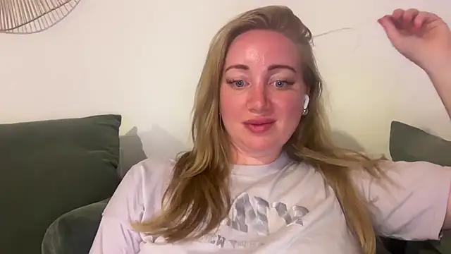 Snapshot of arielsweetieee chatting on July 4, 9:41 pm arielsweetieee online show from July 4, 9:41 pm