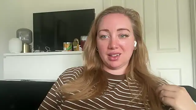 Snapshot of arielsweetieee chatting on July 11, 9:09 am arielsweetieee online show from July 11, 9:09 am