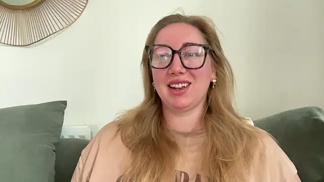 Snapshot of arielsweetieee chatting on June 11, 6:21 am arielsweetieee online show from June 11, 6:21 am