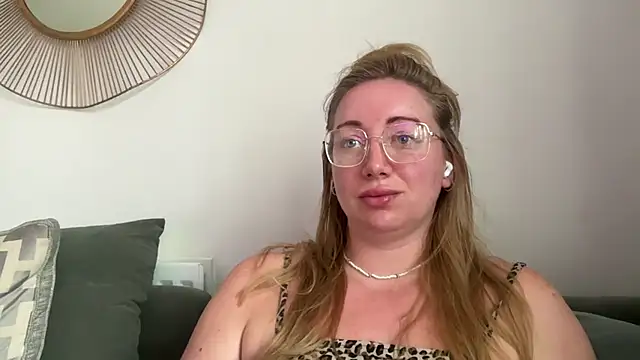 Snapshot of arielsweetieee chatting on June 22, 4:42 am arielsweetieee online show from June 22, 4:42 am