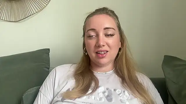 Snapshot of arielsweetieee chatting on July 15, 8:43 am arielsweetieee online show from July 15, 8:43 am