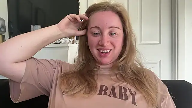 Snapshot of arielsweetieee chatting on June 9, 7:53 am arielsweetieee online show from June 9, 7:53 am
