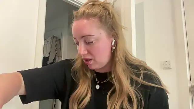 Snapshot of arielsweetieee chatting on June 10, 2:18 pm arielsweetieee online show from June 10, 2:18 pm