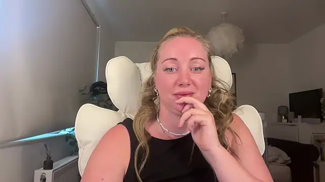 Snapshot of arielsweetieee chatting on June 3, 3:50 pm arielsweetieee online show from June 3, 3:50 pm