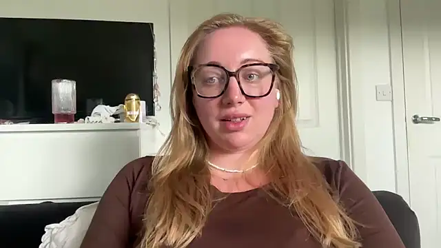Snapshot of arielsweetieee chatting on June 8, 3:56 pm arielsweetieee online show from June 8, 3:56 pm