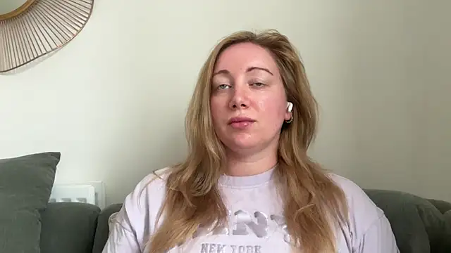 Snapshot of arielsweetieee chatting on June 18, 8:24 am arielsweetieee online show from June 18, 8:24 am