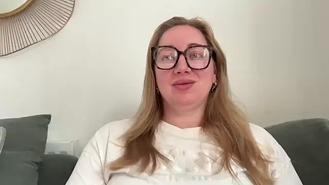Snapshot of arielsweetieee chatting on June 12, 8:01 am arielsweetieee online show from June 12, 8:01 am