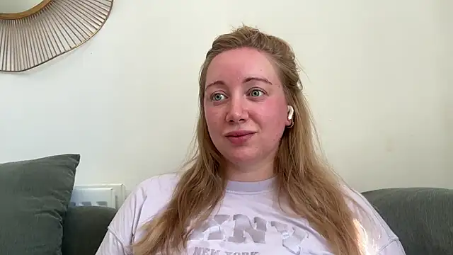 Snapshot of arielsweetieee chatting on June 18, 9:36 am arielsweetieee online show from June 18, 9:36 am