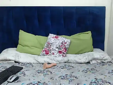 LilShyBabeX online show from April 18, 7:58 pm