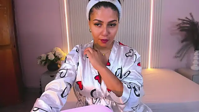 Snapshot of LucyWild8 chatting on May 12, 7:31 pm LucyWild8 online show from May 12, 7:31 pm