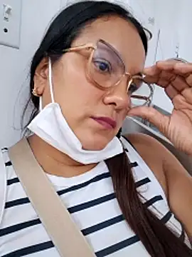Snapshot of Samanta-42 chatting on May 17, 2:33 am Samanta-42 online show from May 17, 2:33 am