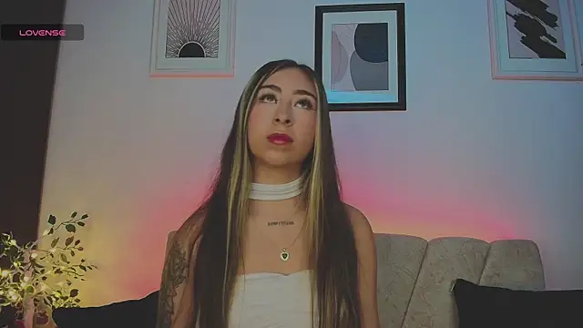 Snapshot of Cloe_martinezz_ chatting on May 14, 9:23 pm Cloe martinezz online show from May 14, 9:23 pm