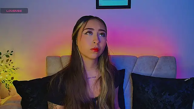 Snapshot of Cloe_martinezz_ chatting on May 13, 10:17 pm Cloe martinezz online show from May 13, 10:17 pm