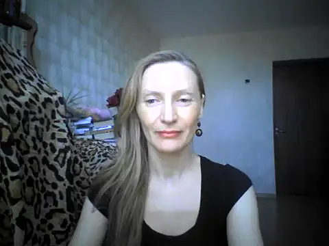 Snapshot of LunaBelle8 chatting on April 24, 11:01 am LunaBelle8 online show from April 24, 11:01 am