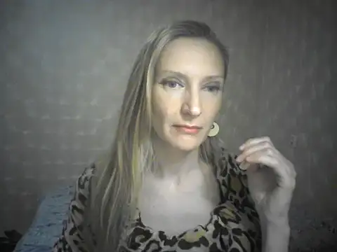 Snapshot of LunaBelle8 chatting on April 19, 6:10 pm LunaBelle8 online show from April 19, 6:10 pm