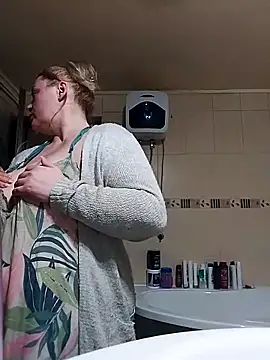 BigBoobsMia123 online show from April 16, 9:39 pm