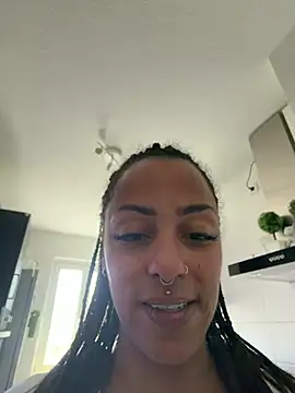 Snapshot of SweetPetiteNoir chatting on July 10, 10:04 am SweetPetiteNoir online show from July 10, 10:04 am