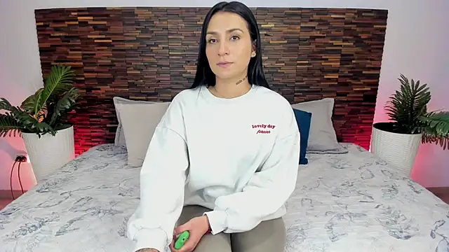 Snapshot of valkiriia__ chatting on July 6, 5:25 am valkiriia online show from July 6, 5:25 am