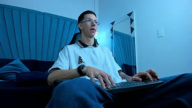 Snapshot of OliverThompsonJS chatting on June 13, 3:37 am OliverThompsonJS online show from June 13, 3:37 am
