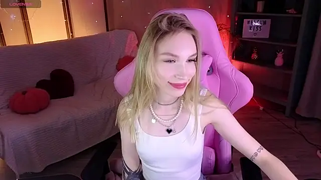 Snapshot of MilaDuales chatting on April 22, 12:06 am MilaDuales online show from April 22, 12:06 am