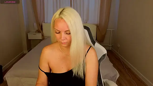 April Nelson online show from May 8, 1:31 am